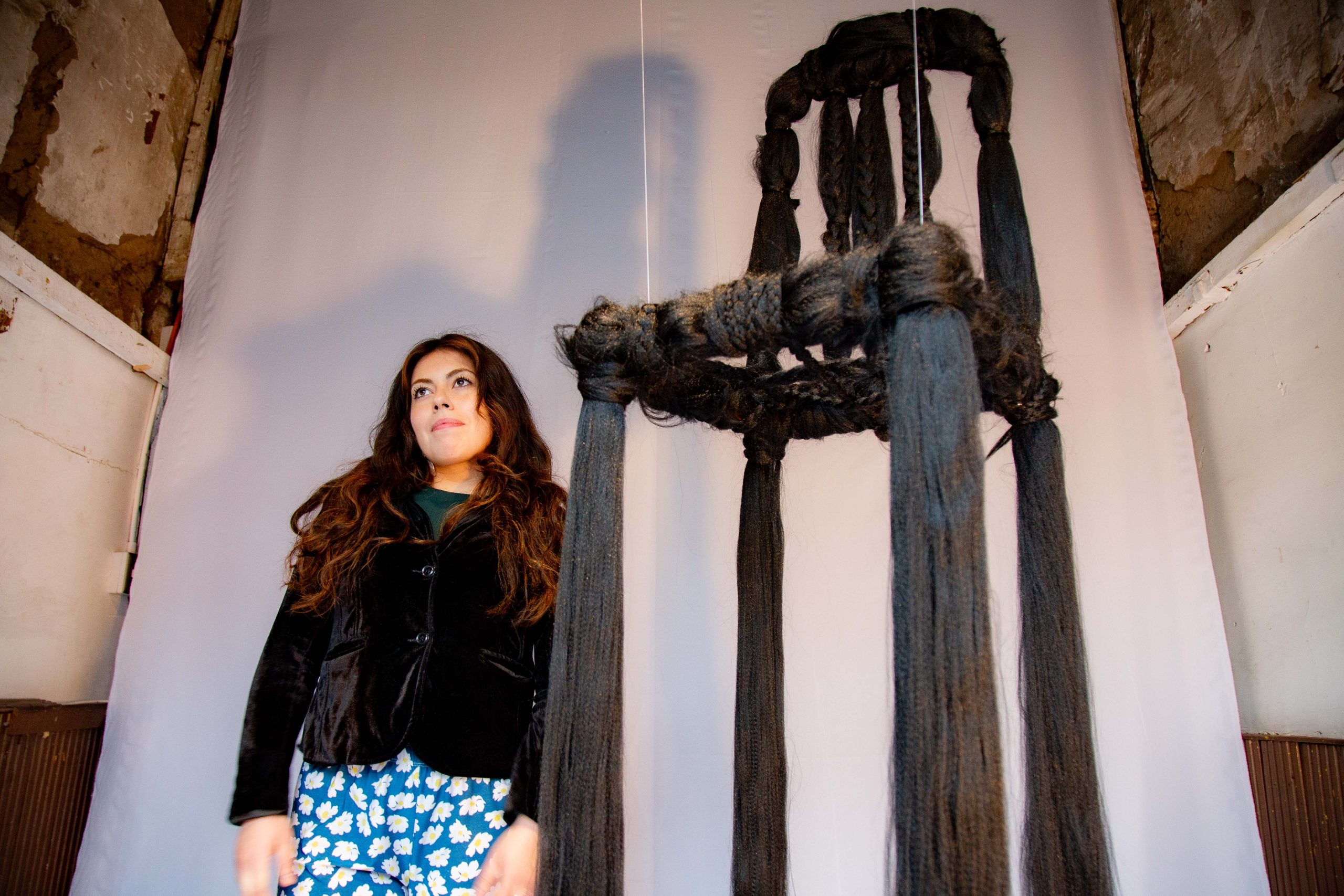 «Formas de Sostener»: Cocó Santibáñez transforma el trabajo doméstico en obra de arte